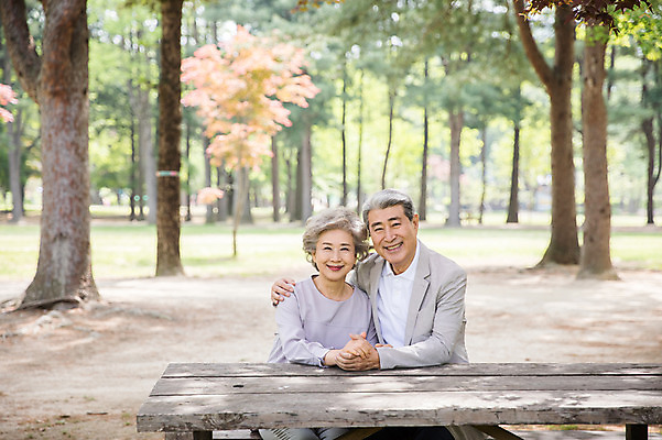 포토 JPG 주간 나무 응시 여자 노년 남자 벤치 미소 사람 앉기 상반신 야외 두명 앞모습 실버라이프 손잡기 노부부 한국인 60대 숲 70대 남이섬 야외테이블 노인만 어깨에손 국내포토 자연요소 식물 라이프스타일 부부 시선 뷰포인트 섬 의자 모션 탁자 표정 동양인 성인 강원도 성인만 파일형식