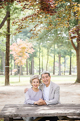 포토 JPG 주간 나무 응시 여자 노년 남자 벤치 미소 사람 앉기 상반신 야외 두명 앞모습 실버라이프 손잡기 노부부 한국인 60대 숲 70대 남이섬 야외테이블 노인만 어깨에손 국내포토 자연요소 식물 라이프스타일 부부 시선 뷰포인트 섬 의자 모션 탁자 표정 동양인 성인 강원도 성인만 파일형식