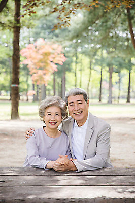 포토 JPG 주간 나무 여자 노년 남자 벤치 미소 사람 앉기 상반신 야외 두명 앞모습 실버라이프 손잡기 노부부 한국인 60대 숲 70대 남이섬 야외테이블 노인만 어깨에손 국내포토 자연요소 식물 라이프스타일 부부 뷰포인트 섬 의자 모션 탁자 표정 동양인 성인 강원도 성인만 파일형식