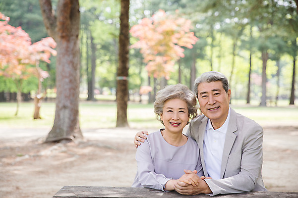 포토 JPG 주간 나무 응시 여자 노년 남자 벤치 미소 사람 앉기 상반신 야외 두명 앞모습 실버라이프 손잡기 노부부 한국인 60대 숲 70대 남이섬 노인만 어깨에손 국내포토 자연요소 식물 라이프스타일 부부 시선 뷰포인트 섬 의자 모션 표정 동양인 성인 강원도 성인만 파일형식