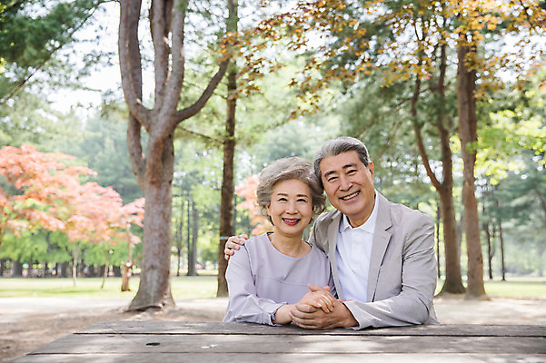 포토 JPG 주간 나무 응시 여자 노년 남자 벤치 미소 사람 앉기 상반신 야외 두명 앞모습 실버라이프 손잡기 노부부 한국인 60대 숲 70대 남이섬 야외테이블 노인만 어깨에손 국내포토 자연요소 식물 라이프스타일 부부 시선 뷰포인트 섬 의자 모션 탁자 표정 동양인 성인 강원도 성인만 파일형식