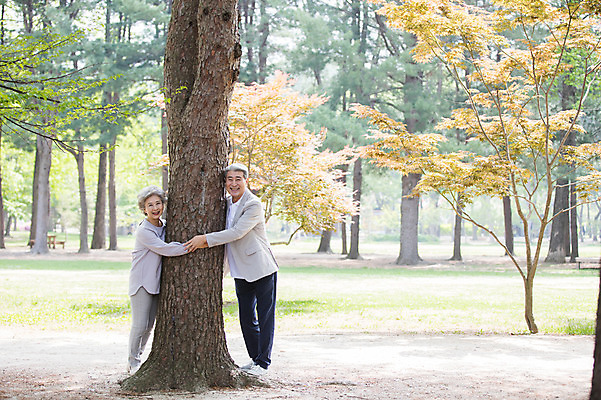 포토 JPG 주간 전신 나무 응시 여자 노년 남자 팔벌리기 미소 사람 야외 두명 옆모습 실버라이프 손잡기 노부부 한국인 둘레 60대 숲속 나무기둥 70대 남이섬 노인만 국내포토 자연요소 식물 라이프스타일 부부 시선 뷰포인트 섬 모션 표정 동양인 성인 숲 강원도 성인만 파일형식
