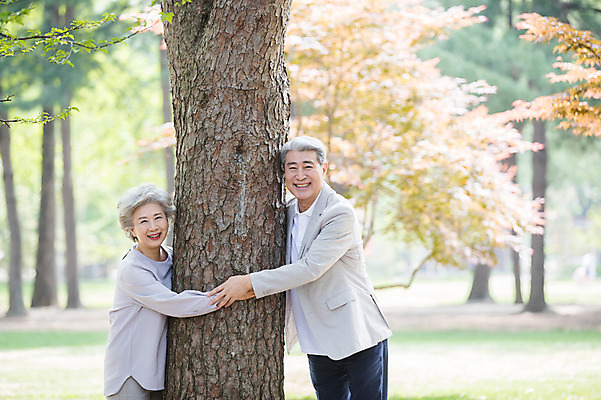 포토 JPG 주간 나무 응시 여자 노년 남자 팔벌리기 미소 사람 상반신 야외 두명 옆모습 실버라이프 손잡기 노부부 한국인 둘레 60대 숲속 숲 나무기둥 70대 남이섬 노인만 국내포토 자연요소 식물 라이프스타일 부부 시선 뷰포인트 섬 모션 표정 동양인 성인 강원도 성인만 파일형식