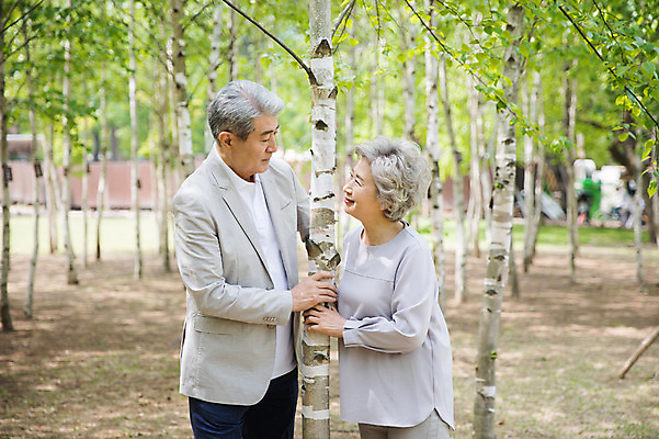 포토 JPG 주간 나무 응시 여자 노년 남자 미소 사람 상반신 야외 두명 옆모습 실버라이프 마주보기 노부부 한국인 잡기 60대 숲 나무기둥 70대 남이섬 노인만 국내포토 자연요소 식물 라이프스타일 부부 시선 뷰포인트 섬 모션 표정 동양인 성인 강원도 성인만 파일형식