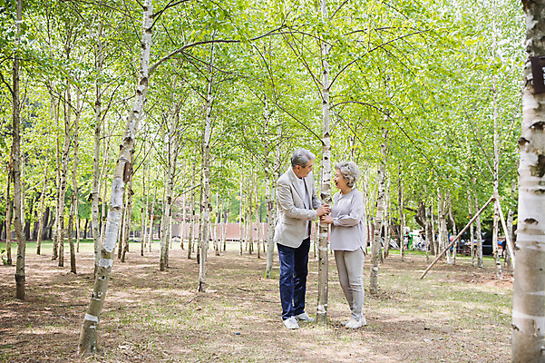 포토 JPG 주간 전신 나무 응시 여자 노년 남자 서기 미소 사람 야외 두명 옆모습 실버라이프 마주보기 노부부 한국인 잡기 60대 숲 나무기둥 70대 남이섬 흙길 노인만 국내포토 자연요소 식물 라이프스타일 부부 시선 길 뷰포인트 섬 모션 표정 동양인 성인 흙 강원도 성인만 파일형식