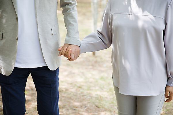 포토 JPG 주간 손 여자 노년 남자 사람 야외 두명 앞모습 신체부위 실버라이프 손잡기 노부부 한국인 60대 70대 남이섬 흙길 노인만 국내포토 자연요소 라이프스타일 부부 길 뷰포인트 섬 모션 동양인 성인 흙 강원도 성인만 파일형식