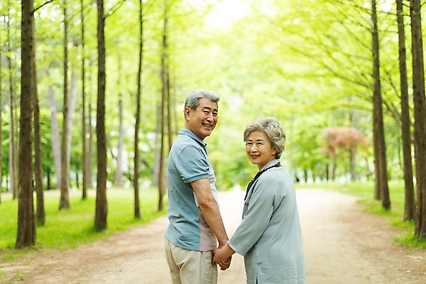 포토 JPG 주간 나무 응시 여자 노년 남자 미소 사람 상반신 야외 두명 뒷모습 실버라이프 걷기 손잡기 노부부 산책 한국인 뒤돌아보기 60대 숲 70대 숲길 남이섬 노인만 국내포토 자연요소 식물 라이프스타일 부부 시선 길 뷰포인트 섬 모션 휴식 표정 동양인 성인 강원도 성인만 파일형식