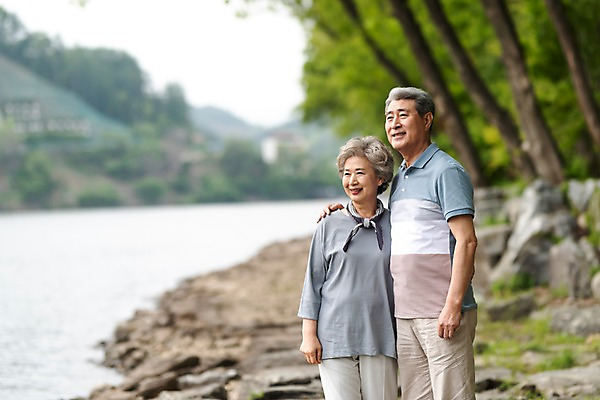 포토 JPG 주간 나무 응시 여자 노년 남자 서기 사람 상반신 야외 두명 앞모습 옆모습 실버라이프 노부부 한국인 바위 60대 숲 강가 70대 남이섬 노인만 어깨에손 국내포토 자연요소 식물 라이프스타일 부부 시선 뷰포인트 섬 모션 동양인 성인 강 돌_바위 강원도 성인만 파일형식