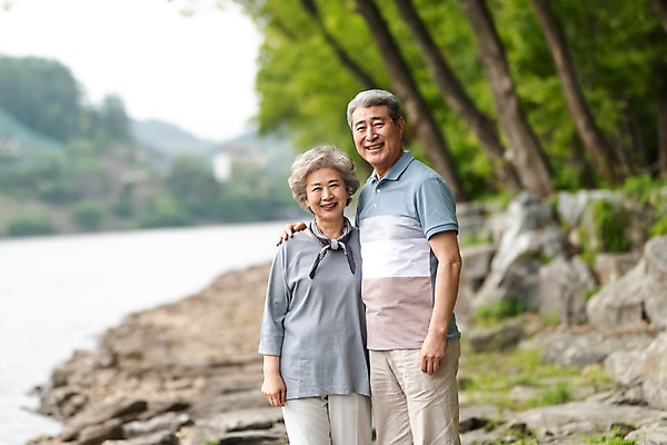 포토 JPG 주간 나무 응시 여자 노년 남자 서기 미소 사람 상반신 야외 두명 앞모습 실버라이프 노부부 한국인 바위 60대 숲 강가 70대 남이섬 노인만 어깨에손 국내포토 자연요소 식물 라이프스타일 부부 시선 뷰포인트 섬 모션 표정 동양인 성인 강 돌_바위 강원도 성인만 파일형식