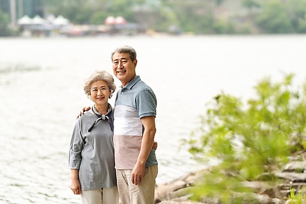 포토 JPG 주간 나무 응시 여자 노년 남자 허리손 서기 미소 사람 상반신 야외 두명 앞모습 실버라이프 노부부 한국인 바위 60대 강가 70대 남이섬 노인만 어깨에손 국내포토 자연요소 식물 라이프스타일 부부 시선 뷰포인트 섬 포즈 모션 표정 동양인 성인 강 돌_바위 강원도 성인만 파일형식