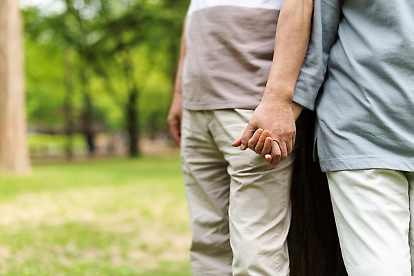 포토 JPG 주간 손 여자 노년 남자 서기 사람 근접촬영 잔디 상반신 야외 두명 앞모습 실버라이프 손잡기 노부부 기댐 한국인 60대 숲 70대 남이섬 노인만 국내포토 자연요소 식물 라이프스타일 부부 뷰포인트 섬 모션 동양인 성인 신체부위 강원도 성인만 파일형식