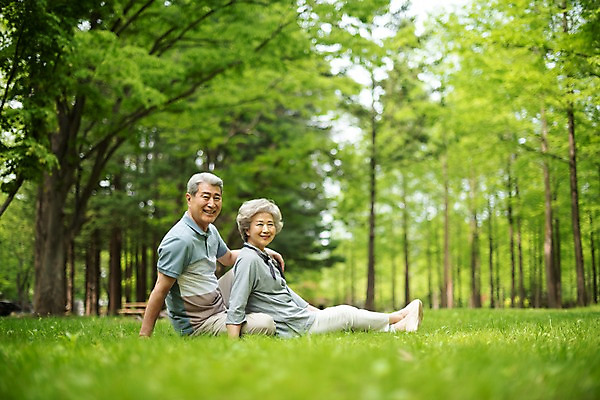 포토 JPG 주간 전신 나무 여자 노년 남자 미소 사람 앉기 초원 야외 두명 옆모습 실버라이프 노부부 한국인 60대 숲 70대 나란히 남이섬 노인만 어깨에손 국내포토 자연요소 식물 라이프스타일 부부 뷰포인트 섬 모션 표정 동양인 성인 강원도 성인만 파일형식