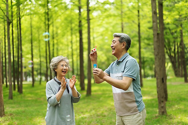 포토 JPG 주간 나무 여자 노년 남자 웃음 사람 잔디 상반신 야외 두명 옆모습 실버라이프 노부부 한국인 비눗방울 60대 숲 박수 즐거움 70대 비눗방울놀이 남이섬 노인만 국내포토 자연요소 식물 라이프스타일 부부 감정 뷰포인트 섬 놀이 표정 동양인 손짓 성인 강원도 성인만 파일형식