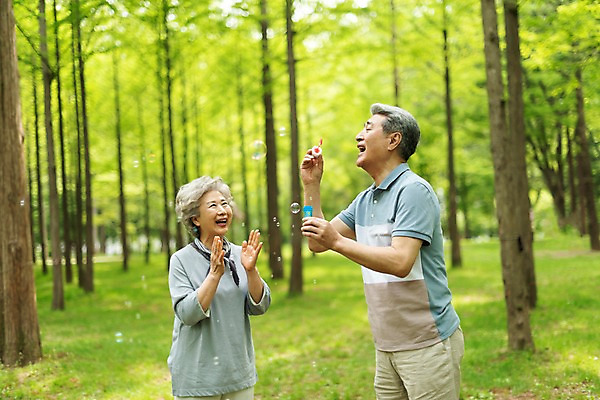 포토 JPG 주간 나무 여자 노년 남자 웃음 사람 상반신 야외 두명 앞모습 옆모습 실버라이프 노부부 한국인 비눗방울 60대 숲 박수 즐거움 70대 비눗방울놀이 남이섬 노인만 국내포토 자연요소 식물 라이프스타일 부부 감정 뷰포인트 섬 놀이 표정 동양인 손짓 성인 강원도 성인만 파일형식