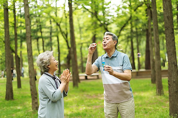 포토 JPG 주간 나무 여자 노년 남자 웃음 사람 잔디 상반신 야외 두명 앞모습 옆모습 실버라이프 노부부 한국인 비눗방울 60대 숲 불기 박수 즐거움 70대 비눗방울놀이 남이섬 노인만 국내포토 자연요소 식물 라이프스타일 부부 감정 뷰포인트 섬 모션 놀이 표정 동양인 손짓 성인 강원도 성인만 파일형식