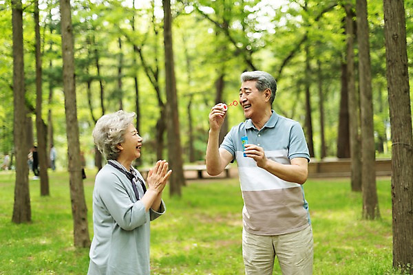 포토 JPG 주간 나무 여자 노년 남자 웃음 사람 상반신 야외 두명 앞모습 옆모습 실버라이프 마주보기 노부부 한국인 비눗방울 60대 숲 박수 즐거움 70대 비눗방울놀이 남이섬 노인만 국내포토 자연요소 식물 라이프스타일 부부 감정 뷰포인트 섬 모션 놀이 표정 동양인 손짓 성인 강원도 성인만 파일형식