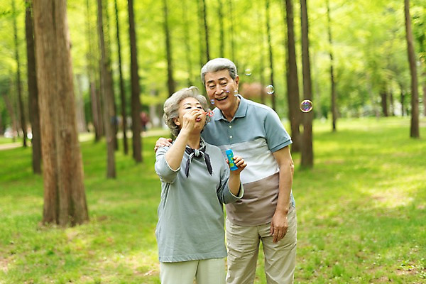 포토 JPG 주간 나무 응시 여자 노년 남자 미소 사람 상반신 야외 두명 앞모습 실버라이프 노부부 한국인 비눗방울 60대 숲 불기 즐거움 70대 비눗방울놀이 남이섬 노인만 어깨에손 국내포토 자연요소 식물 라이프스타일 부부 시선 감정 뷰포인트 섬 모션 놀이 표정 동양인 성인 강원도 성인만 파일형식