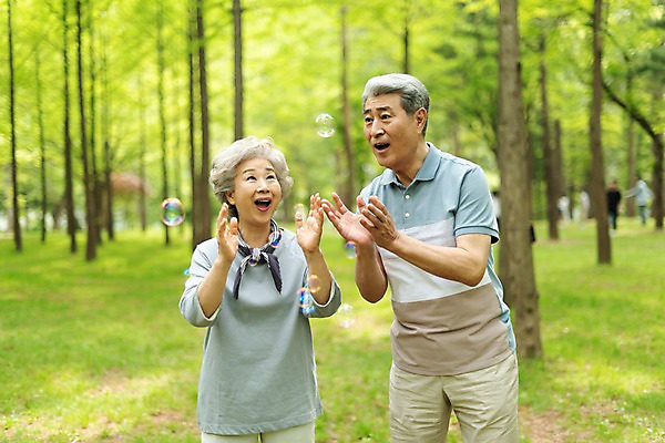 포토 JPG 주간 여자 노년 남자 미소 사람 손짓 상반신 야외 두명 앞모습 실버라이프 노부부 놀람 한국인 비눗방울 60대 숲 즐거움 70대 남이섬 노인만 국내포토 자연요소 라이프스타일 부부 감정 뷰포인트 섬 모션 표정 동양인 성인 강원도 성인만 파일형식