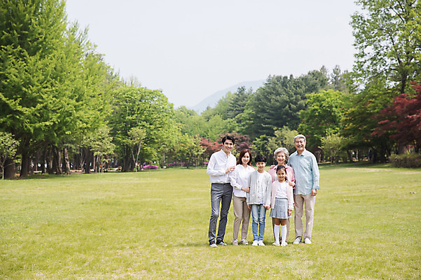 포토 JPG 주간 전신 나무 부부 응시 여자 노년 남자 어린이 가족 자연 대가족 남매 가족애 서기 미소 사람 잔디 여러명 성인 야외 앞모습 10대 30대 부모 팔짱 손잡기 노부부 한국인 자녀 가족라이프 60대 숲 손주 70대 남이섬 조부모 어깨에손 단체사진 국내포토 자연요소 식물 라이프스타일 커플 시선 뷰포인트 섬 다수 관계 모션 청소년 표정 사랑 동양인 장년 생태계 강원도 기념사진 파일형식