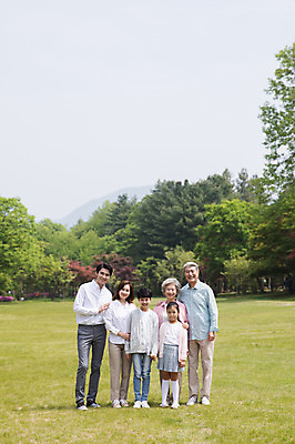 포토 JPG 주간 전신 나무 부부 응시 여자 노년 남자 어린이 가족 자연 대가족 남매 가족애 서기 미소 사람 잔디 여러명 성인 야외 앞모습 10대 30대 부모 손잡기 노부부 한국인 자녀 가족라이프 60대 숲 손주 70대 남이섬 조부모 어깨에손 단체사진 국내포토 자연요소 식물 라이프스타일 커플 시선 뷰포인트 섬 다수 관계 모션 청소년 표정 사랑 동양인 장년 생태계 강원도 기념사진 파일형식