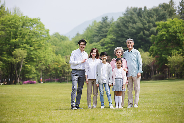 포토 JPG 주간 전신 나무 부부 응시 여자 노년 남자 어린이 가족 자연 대가족 남매 가족애 미소 사람 잔디 여러명 성인 야외 앞모습 10대 30대 부모 손잡기 노부부 한국인 자녀 가족라이프 60대 숲 손주 70대 남이섬 조부모 어깨에손 단체사진 국내포토 자연요소 식물 라이프스타일 커플 시선 뷰포인트 섬 다수 관계 모션 청소년 표정 사랑 동양인 장년 생태계 강원도 기념사진 파일형식