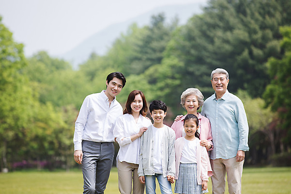 포토 JPG 주간 나무 부부 응시 여자 노년 남자 어린이 가족 자연 대가족 남매 가족애 서기 미소 사람 잔디 여러명 상반신 성인 야외 앞모습 10대 30대 부모 손잡기 노부부 한국인 자녀 가족라이프 60대 숲 손주 70대 남이섬 조부모 어깨에손 단체사진 국내포토 자연요소 식물 라이프스타일 커플 시선 뷰포인트 섬 다수 관계 모션 청소년 표정 사랑 동양인 장년 생태계 강원도 기념사진 파일형식