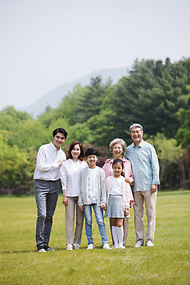 포토 JPG 주간 전신 부부 응시 여자 노년 남자 행복 어린이 가족 자연 대가족 남매 가족애 서기 미소 사람 여러명 성인 야외 앞모습 10대 30대 부모 손잡기 노부부 한국인 자녀 가족라이프 60대 손주 70대 남이섬 조부모 어깨에손 단체사진 국내포토 자연요소 라이프스타일 커플 시선 감정 뷰포인트 섬 다수 관계 모션 청소년 표정 사랑 동양인 장년 생태계 강원도 기념사진 파일형식