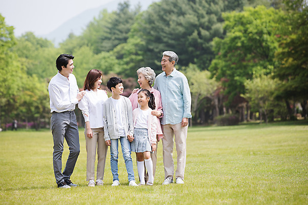 포토 JPG 주간 전신 나무 부부 응시 여자 노년 남자 행복 어린이 가족 자연 대가족 남매 가족애 서기 미소 웃음 사람 잔디 여러명 성인 야외 앞모습 10대 30대 부모 마주보기 손잡기 노부부 한국인 자녀 가족라이프 60대 숲 손주 70대 남이섬 조부모 어깨에손 단체사진 국내포토 자연요소 식물 라이프스타일 커플 시선 감정 뷰포인트 섬 다수 관계 모션 청소년 표정 사랑 동양인 장년 생태계 강원도 기념사진 파일형식