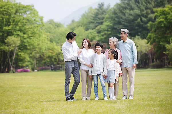 포토 JPG 주간 전신 나무 부부 응시 여자 노년 남자 어린이 가족 자연 대가족 남매 가족애 서기 미소 사람 잔디 여러명 성인 야외 앞모습 10대 30대 부모 마주보기 팔짱 손잡기 노부부 한국인 자녀 가족라이프 60대 숲 손주 70대 남이섬 조부모 어깨에손 단체사진 국내포토 자연요소 식물 라이프스타일 커플 시선 뷰포인트 섬 다수 관계 모션 청소년 표정 사랑 동양인 장년 생태계 강원도 기념사진 파일형식