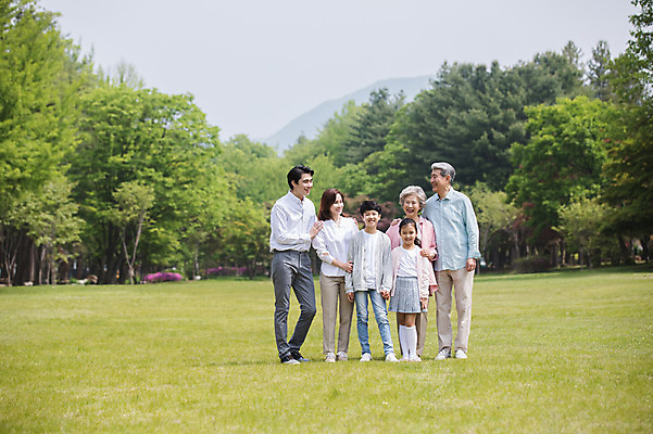 포토 JPG 주간 전신 나무 부부 응시 여자 노년 남자 어린이 가족 자연 대가족 남매 가족애 서기 미소 사람 잔디 여러명 성인 야외 앞모습 10대 30대 부모 팔짱 노부부 한국인 자녀 가족라이프 60대 숲 손주 70대 남이섬 조부모 어깨에손 단체사진 국내포토 자연요소 식물 라이프스타일 커플 시선 뷰포인트 섬 다수 관계 모션 청소년 표정 사랑 동양인 장년 생태계 강원도 기념사진 파일형식