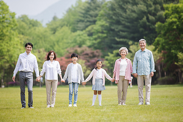 포토 JPG 주간 전신 나무 부부 응시 여자 노년 남자 어린이 가족 자연 대가족 남매 가족애 서기 미소 사람 잔디 여러명 성인 야외 앞모습 10대 30대 부모 손잡기 노부부 한국인 자녀 가족라이프 60대 숲 손주 70대 남이섬 조부모 국내포토 자연요소 식물 라이프스타일 커플 시선 뷰포인트 섬 다수 관계 모션 청소년 표정 사랑 동양인 장년 생태계 강원도 파일형식