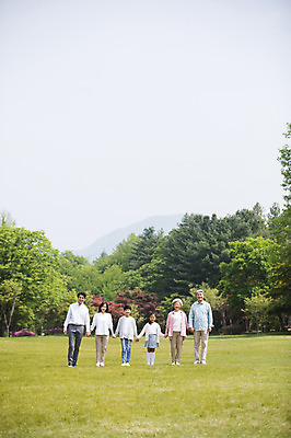 포토 JPG 주간 전신 나무 부부 응시 여자 노년 남자 어린이 가족 자연 대가족 남매 가족애 서기 미소 사람 잔디 여러명 성인 야외 앞모습 10대 30대 부모 손잡기 노부부 한국인 자녀 가족라이프 60대 숲 손주 70대 남이섬 조부모 국내포토 자연요소 식물 라이프스타일 커플 시선 뷰포인트 섬 다수 관계 모션 청소년 표정 사랑 동양인 장년 생태계 강원도 파일형식