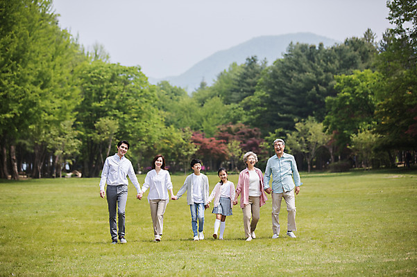 포토 JPG 주간 전신 나무 부부 응시 여자 노년 남자 어린이 가족 자연 대가족 남매 가족애 미소 사람 잔디 여러명 성인 야외 앞모습 10대 30대 부모 걷기 손잡기 노부부 한국인 자녀 가족라이프 60대 숲 손주 즐거움 70대 남이섬 조부모 국내포토 자연요소 식물 라이프스타일 커플 시선 감정 뷰포인트 섬 다수 관계 모션 청소년 표정 사랑 동양인 장년 생태계 강원도 파일형식
