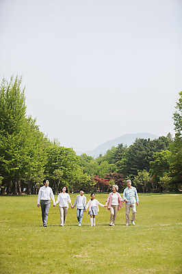 포토 JPG 주간 전신 나무 부부 응시 여자 노년 남자 어린이 가족 자연 대가족 남매 가족애 미소 사람 잔디 여러명 성인 야외 앞모습 10대 30대 부모 걷기 손잡기 노부부 한국인 자녀 가족라이프 60대 숲 손주 70대 남이섬 조부모 국내포토 자연요소 식물 라이프스타일 커플 시선 뷰포인트 섬 다수 관계 모션 청소년 표정 사랑 동양인 장년 생태계 강원도 파일형식