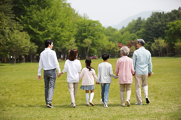 포토 JPG 주간 전신 나무 부부 응시 여자 노년 남자 어린이 가족 자연 대가족 남매 가족애 사람 잔디 여러명 성인 야외 뒷모습 10대 30대 부모 걷기 손잡기 노부부 한국인 자녀 가족라이프 60대 숲 손주 70대 남이섬 조부모 국내포토 자연요소 식물 라이프스타일 커플 시선 뷰포인트 섬 다수 관계 모션 청소년 사랑 동양인 장년 생태계 강원도 파일형식