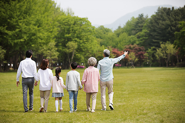 포토 JPG 주간 전신 나무 부부 여자 노년 남자 어린이 가족 자연 팔벌리기 대가족 남매 가족애 사람 잔디 여러명 성인 야외 뒷모습 10대 30대 부모 걷기 손잡기 노부부 한국인 자녀 가족라이프 60대 손주 70대 남이섬 조부모 국내포토 자연요소 식물 라이프스타일 커플 뷰포인트 섬 다수 관계 모션 청소년 사랑 동양인 장년 생태계 강원도 파일형식