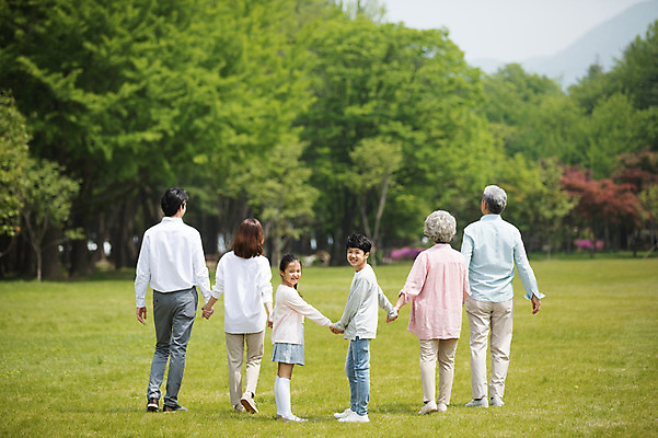 포토 JPG 주간 전신 나무 부부 응시 여자 노년 남자 어린이 가족 자연 대가족 남매 가족애 미소 사람 잔디 여러명 성인 야외 뒷모습 10대 30대 부모 걷기 손잡기 노부부 한국인 자녀 가족라이프 뒤돌아보기 60대 손주 70대 남이섬 조부모 국내포토 자연요소 식물 라이프스타일 커플 시선 뷰포인트 섬 다수 관계 모션 청소년 표정 사랑 동양인 장년 생태계 강원도 파일형식