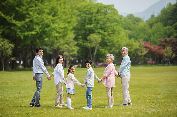 포토 JPG 주간 전신 나무 부부 여자 노년 남자 어린이 가족 자연 대가족 남매 가족애 미소 사람 잔디 여러명 성인 야외 뒷모습 10대 30대 부모 손잡기 노부부 한국인 자녀 가족라이프 뒤돌아보기 60대 손주 70대 남이섬 조부모 국내포토 자연요소 식물 라이프스타일 커플 뷰포인트 섬 다수 관계 모션 청소년 표정 사랑 동양인 장년 생태계 강원도 파일형식