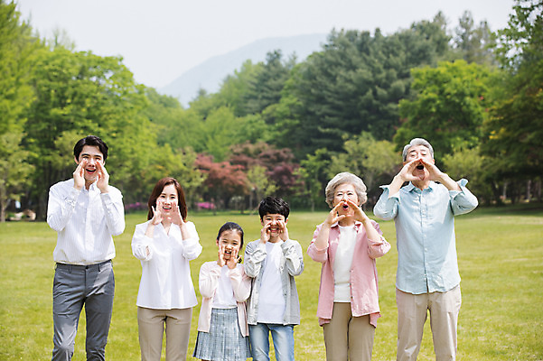 포토 JPG 주간 나무 부부 여자 노년 남자 어린이 가족 자연 대가족 남매 가족애 서기 미소 사람 잔디 여러명 상반신 성인 야외 앞모습 10대 30대 부모 노부부 외침 한국인 자녀 가족라이프 60대 손주 70대 남이섬 조부모 단체사진 국내포토 자연요소 식물 라이프스타일 커플 뷰포인트 섬 다수 관계 모션 청소년 표정 사랑 동양인 장년 소리 생태계 강원도 기념사진 파일형식
