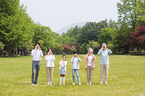 포토 JPG 주간 전신 나무 부부 여자 노년 남자 어린이 가족 자연 대가족 남매 가족애 서기 사람 잔디 여러명 성인 야외 앞모습 10대 30대 부모 노부부 외침 한국인 자녀 가족라이프 60대 손주 70대 남이섬 조부모 단체사진 국내포토 자연요소 식물 라이프스타일 커플 뷰포인트 섬 다수 관계 모션 청소년 사랑 동양인 장년 소리 생태계 강원도 기념사진 파일형식