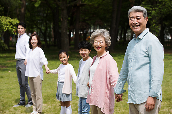 포토 JPG 주간 전신 나무 부부 응시 여자 노년 남자 어린이 가족 자연 대가족 남매 가족애 서기 미소 사람 잔디 여러명 상반신 성인 야외 옆모습 10대 30대 부모 손잡기 노부부 한국인 자녀 가족라이프 60대 손주 70대 남이섬 조부모 국내포토 자연요소 식물 라이프스타일 커플 시선 뷰포인트 섬 다수 관계 모션 청소년 표정 사랑 동양인 장년 생태계 강원도 파일형식