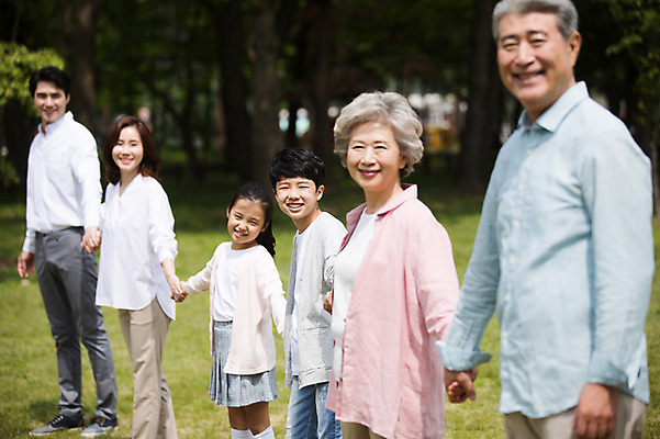 포토 JPG 주간 전신 나무 부부 응시 여자 노년 남자 어린이 가족 자연 대가족 남매 가족애 서기 미소 사람 잔디 여러명 상반신 성인 야외 옆모습 10대 30대 부모 손잡기 노부부 한국인 자녀 가족라이프 60대 손주 70대 남이섬 조부모 국내포토 자연요소 식물 라이프스타일 커플 시선 뷰포인트 섬 다수 관계 모션 청소년 표정 사랑 동양인 장년 생태계 강원도 파일형식
