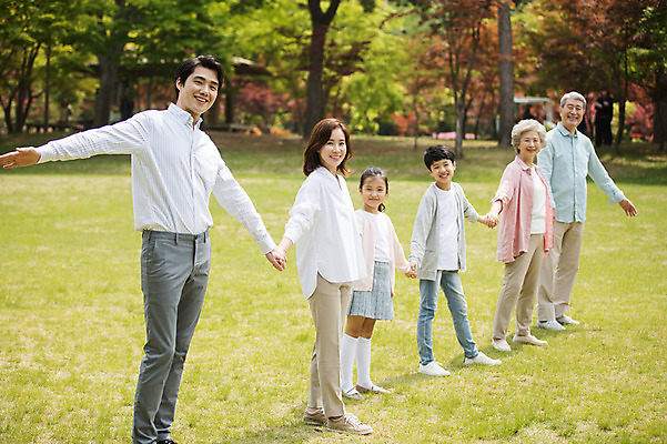 포토 JPG 주간 전신 나무 부부 응시 여자 노년 남자 어린이 가족 자연 팔벌리기 대가족 남매 가족애 서기 미소 웃음 사람 잔디 여러명 성인 야외 옆모습 10대 30대 부모 손잡기 노부부 한국인 자녀 가족라이프 60대 손주 즐거움 70대 남이섬 조부모 국내포토 자연요소 식물 라이프스타일 커플 시선 감정 뷰포인트 섬 다수 관계 모션 청소년 표정 사랑 동양인 장년 생태계 강원도 파일형식