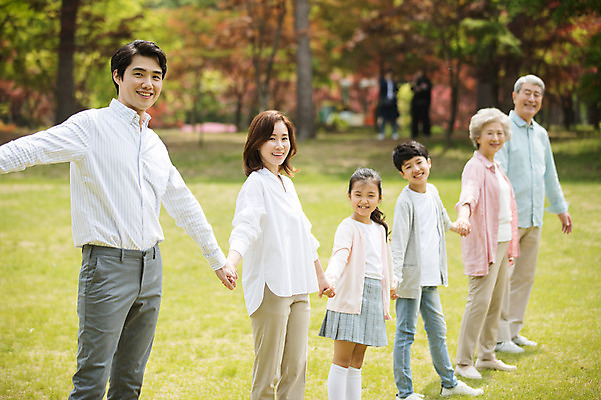 포토 JPG 주간 전신 나무 부부 응시 여자 노년 남자 어린이 가족 자연 팔벌리기 대가족 남매 가족애 서기 미소 사람 잔디 여러명 상반신 성인 야외 옆모습 10대 30대 부모 손잡기 노부부 한국인 자녀 가족라이프 60대 손주 즐거움 70대 남이섬 조부모 국내포토 자연요소 식물 라이프스타일 커플 시선 감정 뷰포인트 섬 다수 관계 모션 청소년 표정 사랑 동양인 장년 생태계 강원도 파일형식