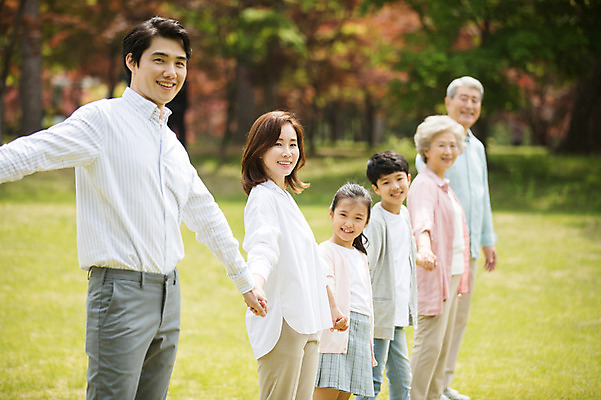 포토 JPG 주간 전신 나무 부부 응시 여자 노년 남자 어린이 가족 자연 팔벌리기 대가족 남매 가족애 서기 미소 사람 잔디 여러명 상반신 성인 야외 옆모습 10대 30대 부모 손잡기 노부부 한국인 자녀 가족라이프 60대 손주 70대 남이섬 조부모 국내포토 자연요소 식물 라이프스타일 커플 시선 뷰포인트 섬 다수 관계 모션 청소년 표정 사랑 동양인 장년 생태계 강원도 파일형식