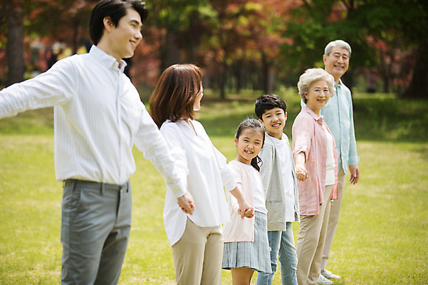 포토 JPG 주간 전신 나무 부부 응시 여자 노년 남자 어린이 가족 자연 팔벌리기 대가족 남매 가족애 서기 미소 사람 잔디 여러명 상반신 성인 야외 옆모습 10대 30대 부모 손잡기 노부부 한국인 자녀 가족라이프 60대 손주 70대 남이섬 조부모 국내포토 자연요소 식물 라이프스타일 커플 시선 뷰포인트 섬 다수 관계 모션 청소년 표정 사랑 동양인 장년 생태계 강원도 파일형식