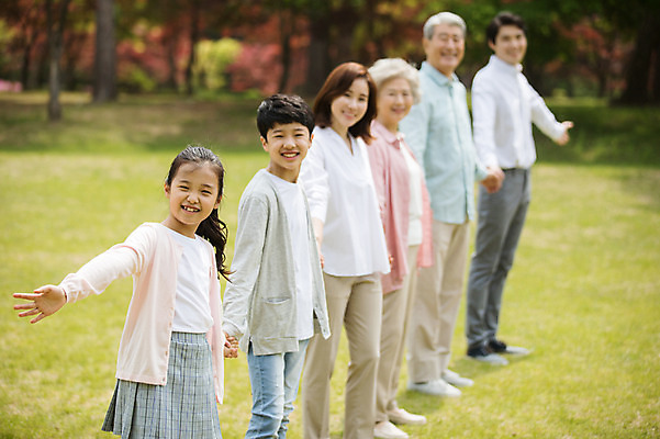 포토 JPG 주간 전신 나무 부부 응시 여자 노년 남자 어린이 가족 자연 팔벌리기 대가족 남매 가족애 서기 미소 사람 잔디 여러명 상반신 성인 야외 옆모습 10대 30대 부모 손잡기 노부부 한국인 자녀 가족라이프 60대 손주 70대 남이섬 조부모 국내포토 자연요소 식물 라이프스타일 커플 시선 뷰포인트 섬 다수 관계 모션 청소년 표정 사랑 동양인 장년 생태계 강원도 파일형식