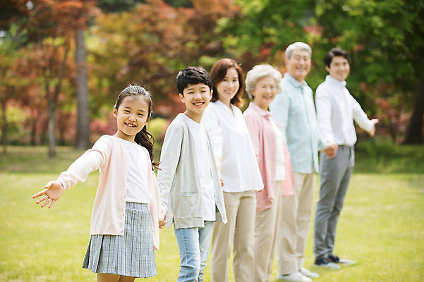 포토 JPG 주간 전신 나무 부부 응시 여자 노년 남자 어린이 가족 자연 팔벌리기 대가족 남매 가족애 서기 미소 사람 잔디 여러명 상반신 성인 야외 옆모습 10대 30대 부모 손잡기 노부부 한국인 자녀 가족라이프 60대 손주 70대 남이섬 조부모 국내포토 자연요소 식물 라이프스타일 커플 시선 뷰포인트 섬 다수 관계 모션 청소년 표정 사랑 동양인 장년 생태계 강원도 파일형식