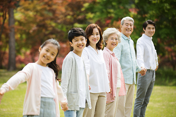 포토 JPG 주간 나무 부부 응시 여자 노년 남자 어린이 가족 자연 팔벌리기 대가족 남매 가족애 서기 미소 사람 잔디 여러명 상반신 성인 야외 옆모습 10대 30대 부모 손잡기 노부부 한국인 자녀 가족라이프 60대 손주 70대 남이섬 조부모 국내포토 자연요소 식물 라이프스타일 커플 시선 뷰포인트 섬 다수 관계 모션 청소년 표정 사랑 동양인 장년 생태계 강원도 파일형식