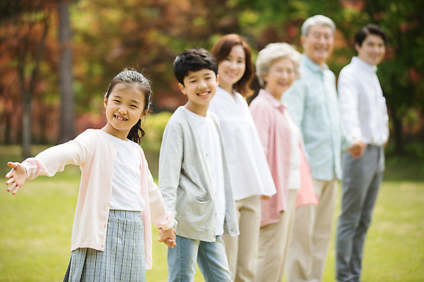포토 JPG 주간 부부 응시 여자 노년 남자 어린이 가족 자연 팔벌리기 대가족 남매 가족애 서기 미소 사람 잔디 여러명 상반신 성인 야외 옆모습 10대 30대 부모 손잡기 노부부 한국인 자녀 가족라이프 60대 손주 70대 남이섬 조부모 국내포토 자연요소 식물 라이프스타일 커플 시선 뷰포인트 섬 다수 관계 모션 청소년 표정 사랑 동양인 장년 생태계 강원도 파일형식